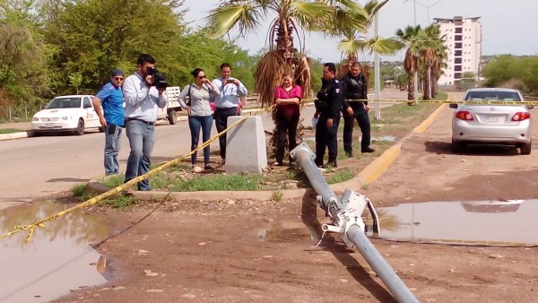 Derriban poste de cámara de videovigilancia en bulevar Diego Valadez