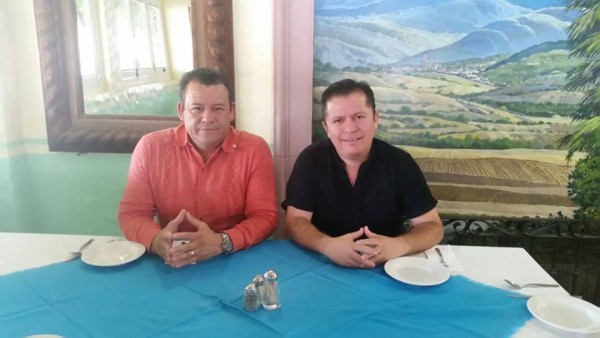 Hugo Enrique Moreno Guzmán y Carlos Lara sostienen una reunión para hablar de la afiliación del balompié escuinapense.