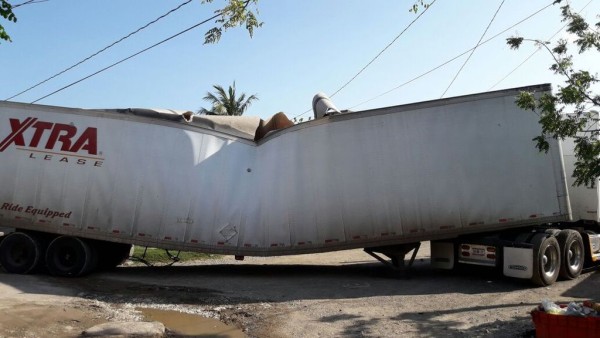 Se parte remolque de un tráiler y bloquea calles de la colonia Santa Elena en Mazatlán