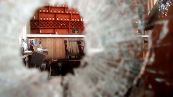 Ingresa grupo armado al bar 'Reyes' y dispara contra empleados; mata a dos