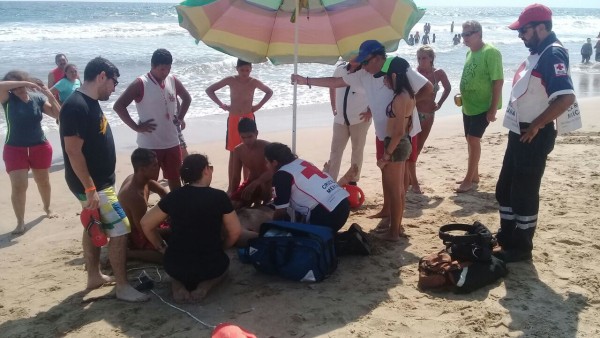 Rescatan salvavidas a 5 bañistas del mar, en Mazatlán