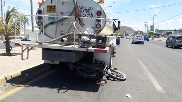Choca motociclista contra pipa del Ayuntamiento de Mazatlán y muere en el hospital