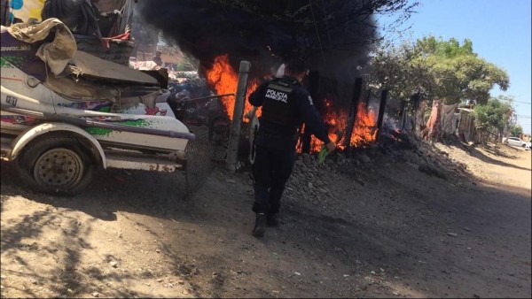 Daños materiales deja incendio de un terreno, en Culiacán