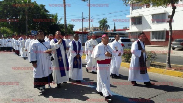 Realiza Iglesia Católica procesión del perdón en Mazatlán