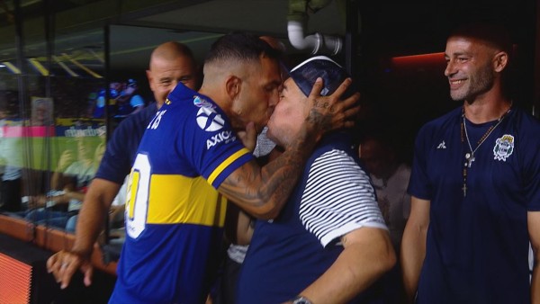 El jugador de Boca Juniors se acercó a Maradona y le plantó un beso de piquito.