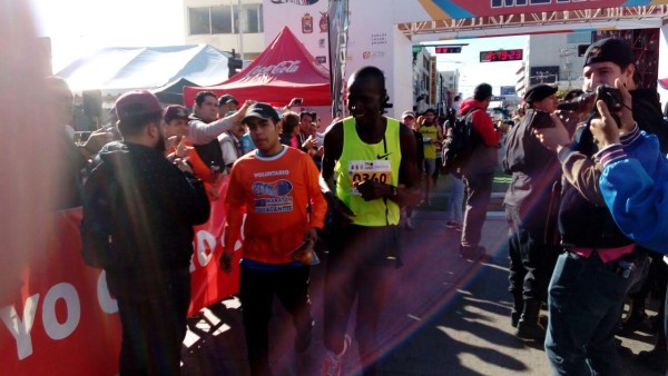 El keniata Hillary Kipchirchar gana por tercera vez el Maratón de Culiacán