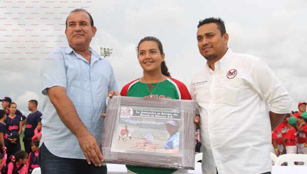 Reconocen logros de Fernanda Marrujo en apertura del Campeonato Nacional de Softbol Femenil