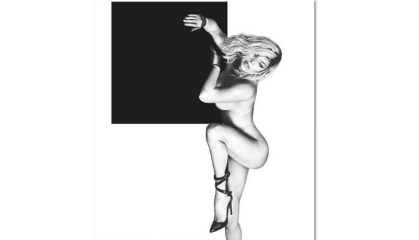 Fergie muestra sus curvas con foto desnuda