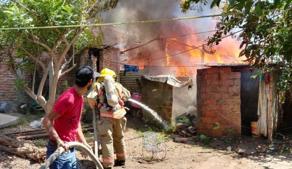 Acaba incendio con casa de lámina en Villa Unión