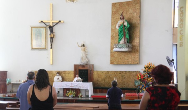 Hacen plegaria por Chuy Toño en iglesia de San Judas Tadeo, en Mazatlán
