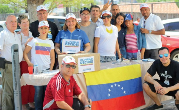Venezolanos votan desde Culiacán por un cambio en su país