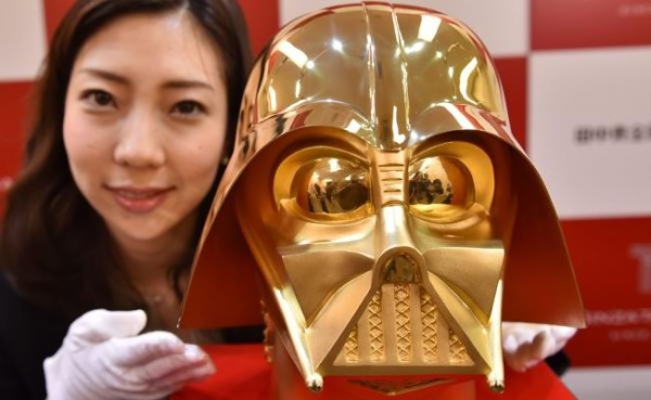 Venderán réplica en oro de casco de 'Darth Vader'