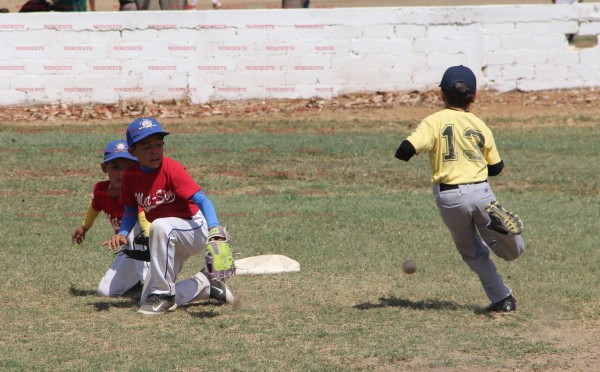 Pone Titanes orden ante Despacho Contable, en la Liga de Beisbol Infantil y Juvenil de Club Pelikanos