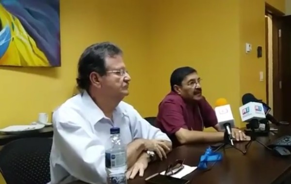 Acuerdan Vialidad y taxistas 'frenar cacería' y aplicar sanciones a Uber en Mazatlán