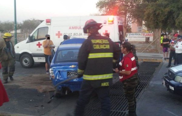 Salen dos personas lesionadas en choque de autos en Villas del Rio en Mazatlán
