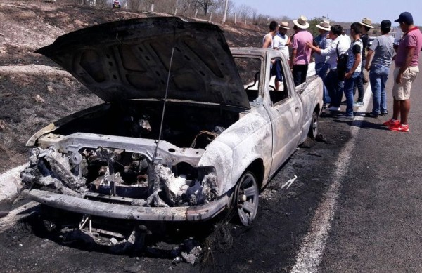 Se quema camioneta cerca de la caseta de peaje de la autopista Mazatlán-Culiacán