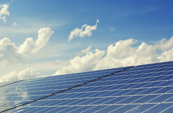 La Comisión Federal de Electricidad señala que no cuenta con un programa para regalar paneles solares, como se difunde en redes sociales.