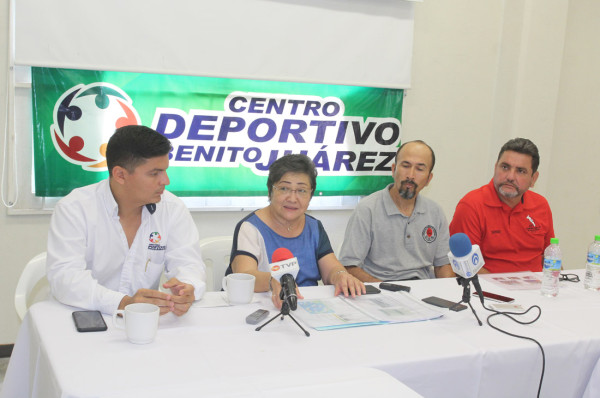 Paúl Bernal, Esperanza Kasuga, Alejandro Bastidas y Jesús Moreno, durante la rueda de prensa para informar de la visita de los barcos.