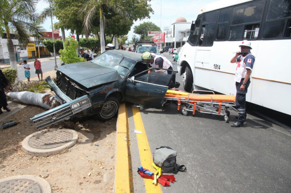 Choque entre automóvil y camión urbano deja un lesionado, en Mazatlán