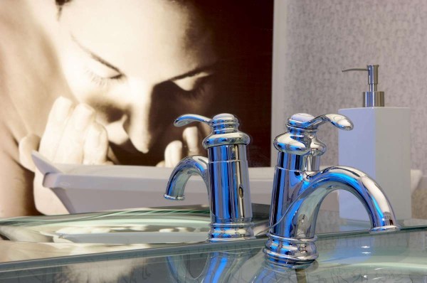 Mantener los baños libres de humedad evita la proliferación del moho.