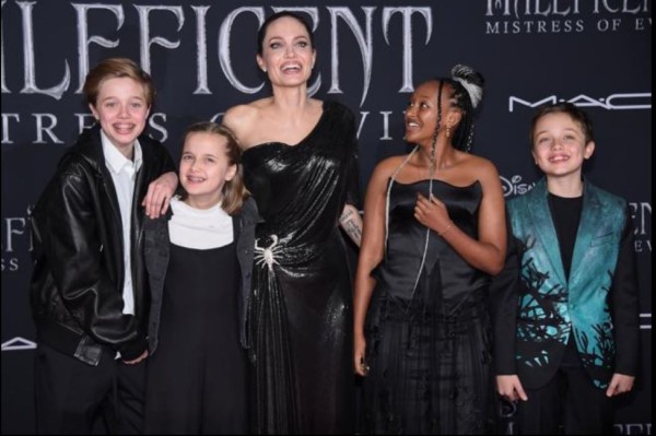 Angelina Jolie con cinco de sus seis hijos, en la alfombra roja de Maléfica.