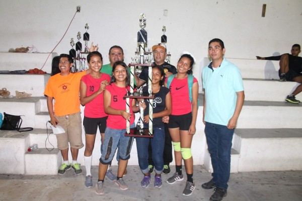 Premian a los ganadores del voleibol municipal en Escuinapa