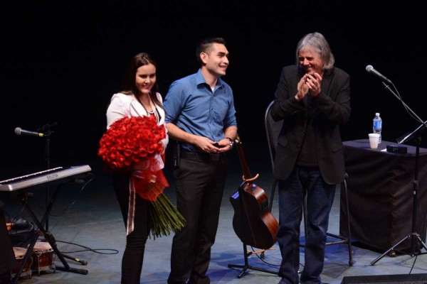 En medio de su concierto, Virulo apadrinó la petición de mano de Leroy Soto a su novia Lilia Chiquete.