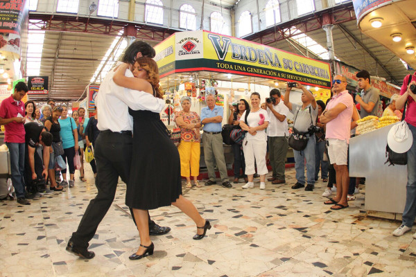 'Toma' la danza el mercado Pino Suárez de Mazatlán