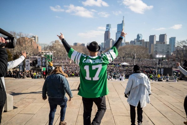 Fans de Eagles cimbran Filadelfia previo al desfile de campeones