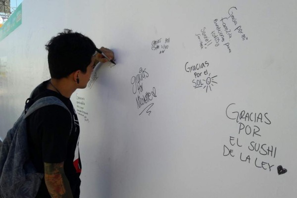 Escriben habitantes de Culiacán mensajes de gratitud en muro