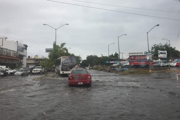 Llueve en Mazatlán y algunas avenidas ya se encuentran inundadas