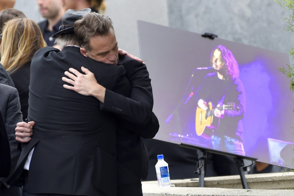 Rockeros presentan sus últimos respetos a Chris Cornell