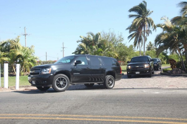 Parte convoy del Estado Mayor Presidencial rumbo al Centro Histórico de Mazatlán