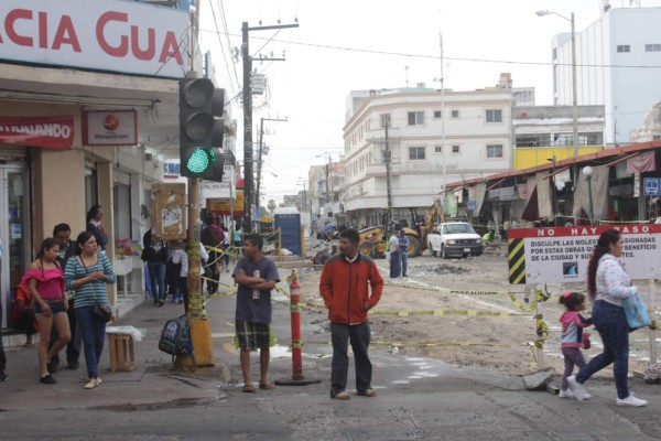 Peatones caminan entre escombros y zanjas por obra en el Centro, en Mazatlán