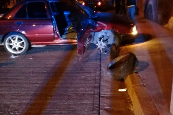 Se impacta auto contra poste en la Avenida Juan Pablo II, en Mazatlán