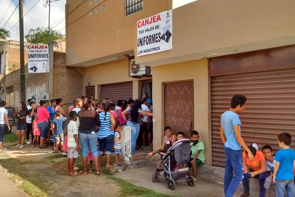 Acuden padres de Mazatlán a recoger uniformes para sus hijos