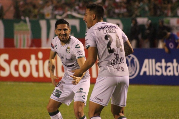 Javier Correa marca tres goles por los laguneros.