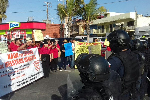 Bloquean policías manifestación de maestros en Playa Norte, en Mazatlán
