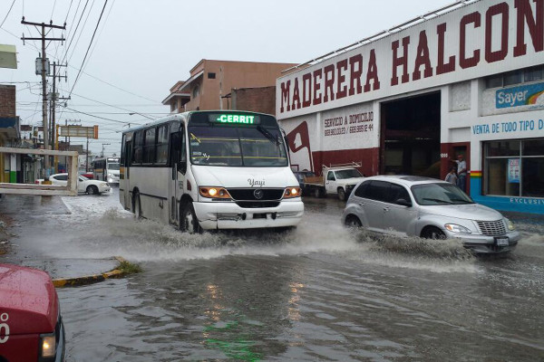 Cae primera lluvia en Mazatlán y anega vialidades