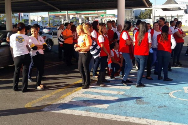 Evacuan tienda de autoservicio en Mazatlán por incendio de palmeras