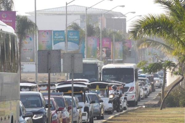 Se congestiona avenida al Centro de Convenciones de Mazatlán por Tianguis Turístico