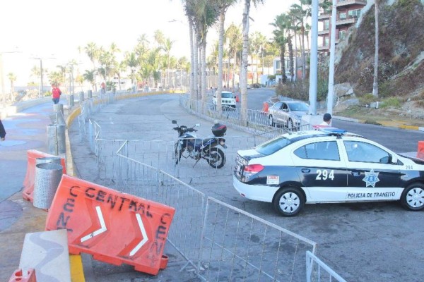 Con vallas y policías mantenía el Gobierno municipal la glorieta Sánchez Taboada.