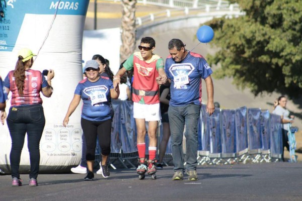 Robin, a bordo de sus patines, participó en la carrera Súperhéroe Corre Azulado 2018, la mañana de este domingo en Culiacán.