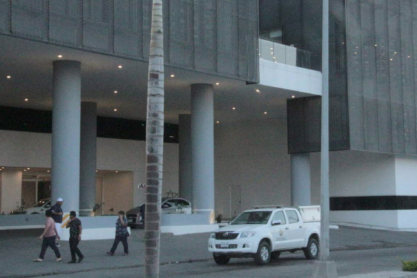 Hallan muertos a pareja de extranjeros en hotel de Mazatlán
