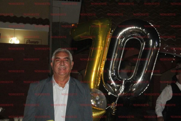 Fiesta sorpresa para Octavio Herrera por sus 70 años