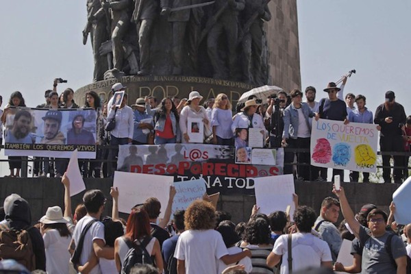Exigen con protestas aparición de tres estudiantes en Jalisco