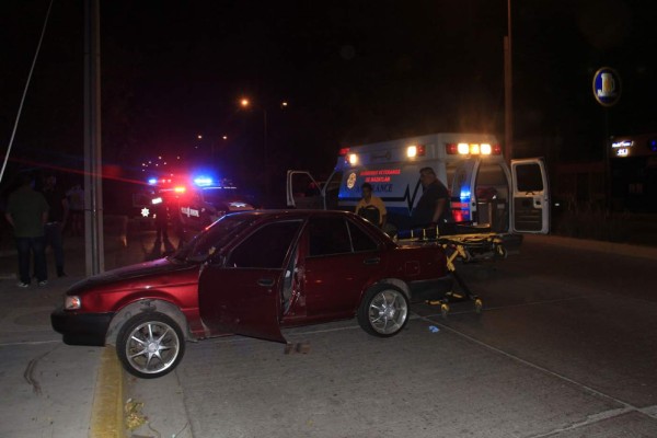 Se impacta carro contra poste en Mazatlán y sale uno herido