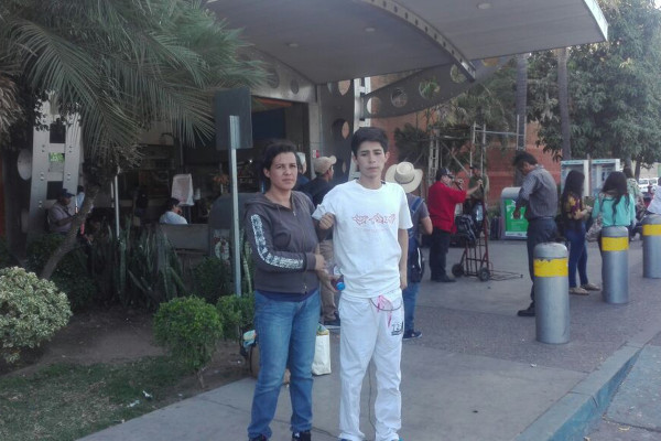 Silvia y su hijo dejan el Hospital Civil de Culiacán y regresan a Chihuahua