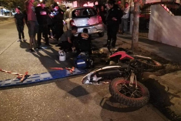 Se lesionan dos personas que viajaban en motocicleta tras chocar contra auto en Mazatlán