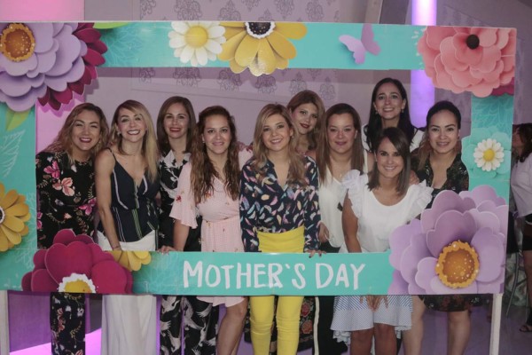 Las mamás del Colegio Chapultepec viven un alegre festejo